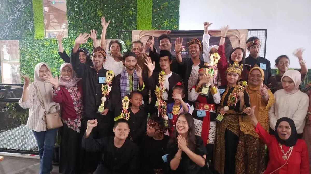 Anak-anak difabel dari Sanggar Sans Souci tampil percaya diri mengenakan busana tradisional Sunda saat mengikuti fashion show golok dalam Pameran Pesona Pusaka Nusantara. Foto: Sans Souci for Radar Bogor