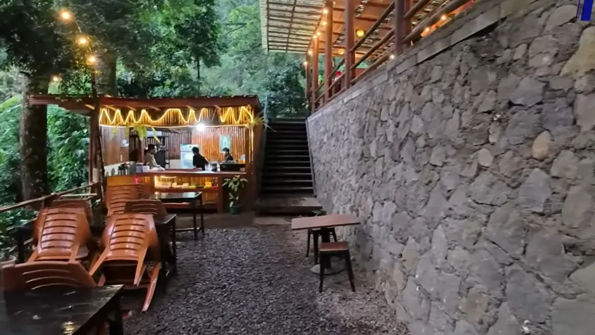Cafe Resto Kampung Rimba di Puncak Bogor. (Foto: YouTube Mlaku Mlaku Yuuk)