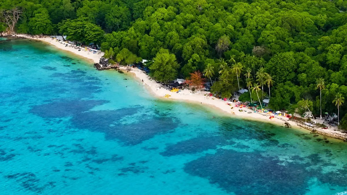 Ilustrasi panorama di pantai Tanjung Gelam. (Foto: Instagram @btn_karimunjawa)