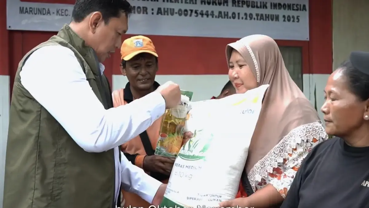 Ilustrasi penyaluran bansos berupa bantuan pangan. (Foto: YouTube @TVBULOG)