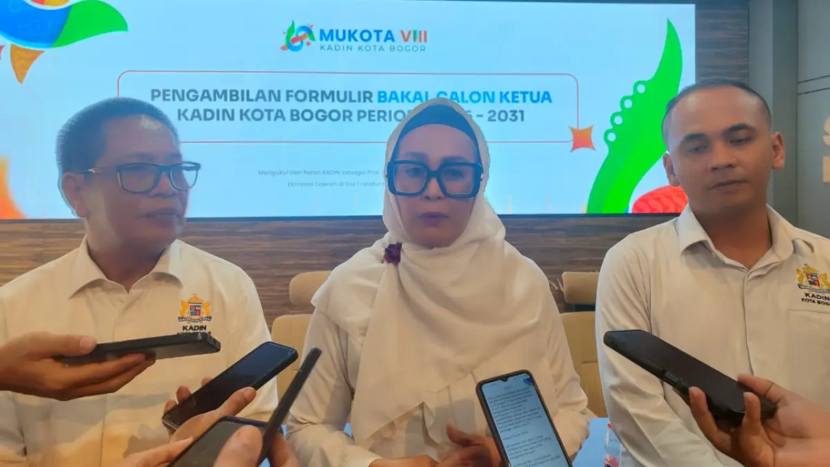 Ketua SC Mukota VIII Kadin Kota Bogor, Ridhani Agustina (tengah) memberikan keterangan soal Mukota Kadin. Foto: Fikri/Radar Bogor