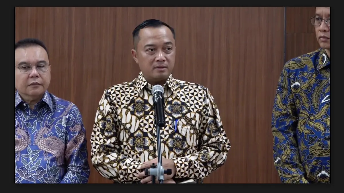 Menteri Sekretaris Negara, Prasetyo Hadi (tengah), bersama Wakil Ketua DPR RI, Sufmi Dasco Ahmad (kiri) dan Menkeu Purbaya Yudhi Sadewa (kanan). Foto: Bakom