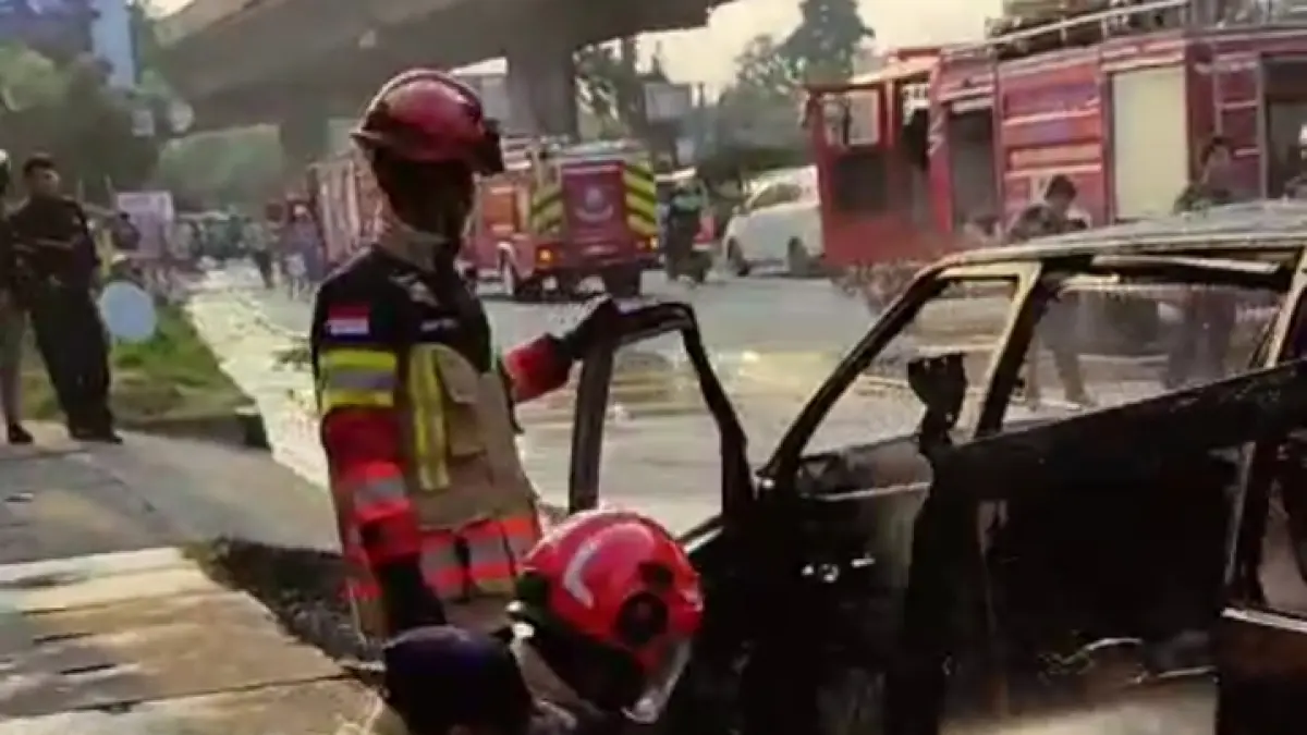 Proses pemadaman mobil yang terbakar di Jalan Sholeh Iskandar Kota Bogor. (Dok. Damkar Kota Bogor)