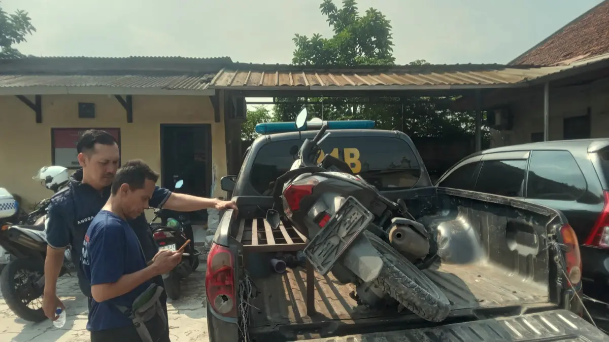 TELITI : Petugas Polsek Tenjo, Bogor sedang memeriksa motor.