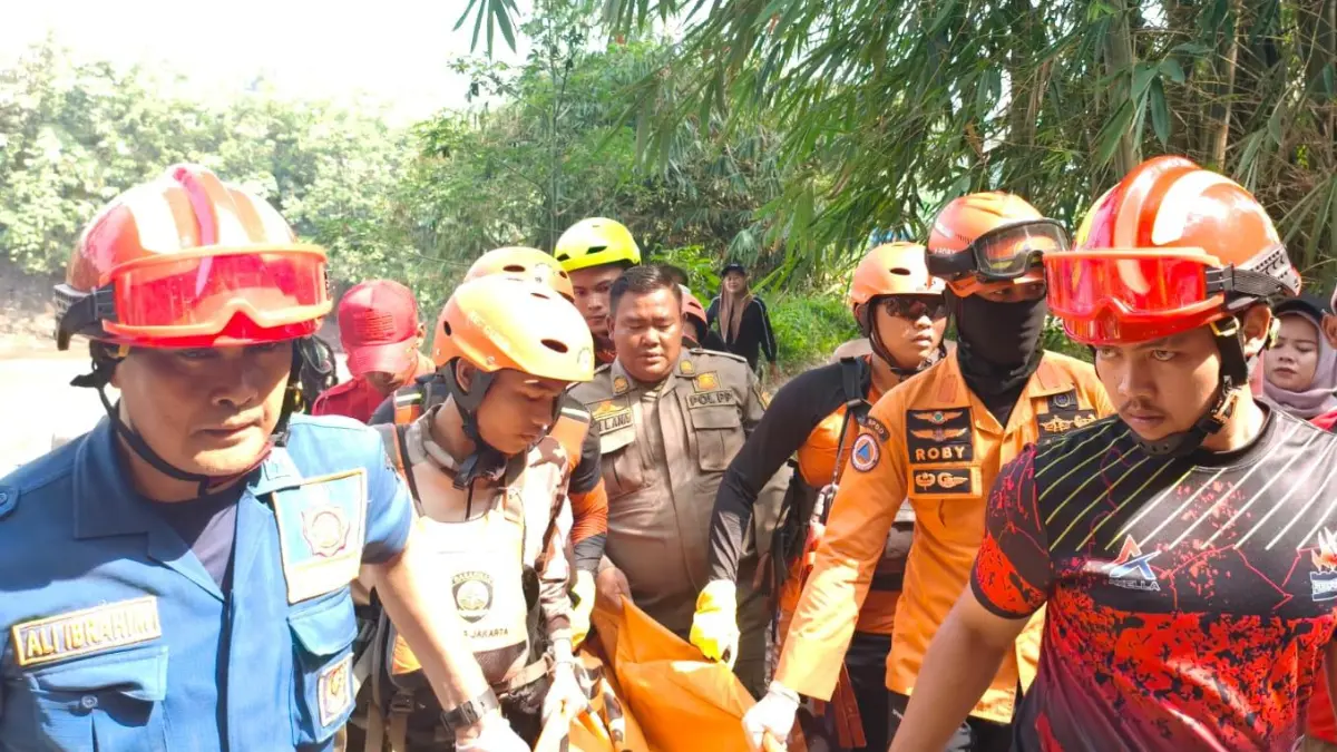 Tim gabungan saat mengevakuasi korban di Desa Cemplang, Kecamatan Cibungbulang, Kabupaten Bogor, Sabtu, 6 Juni 2026. (Dok. BPBD Kabupaten Bogor)