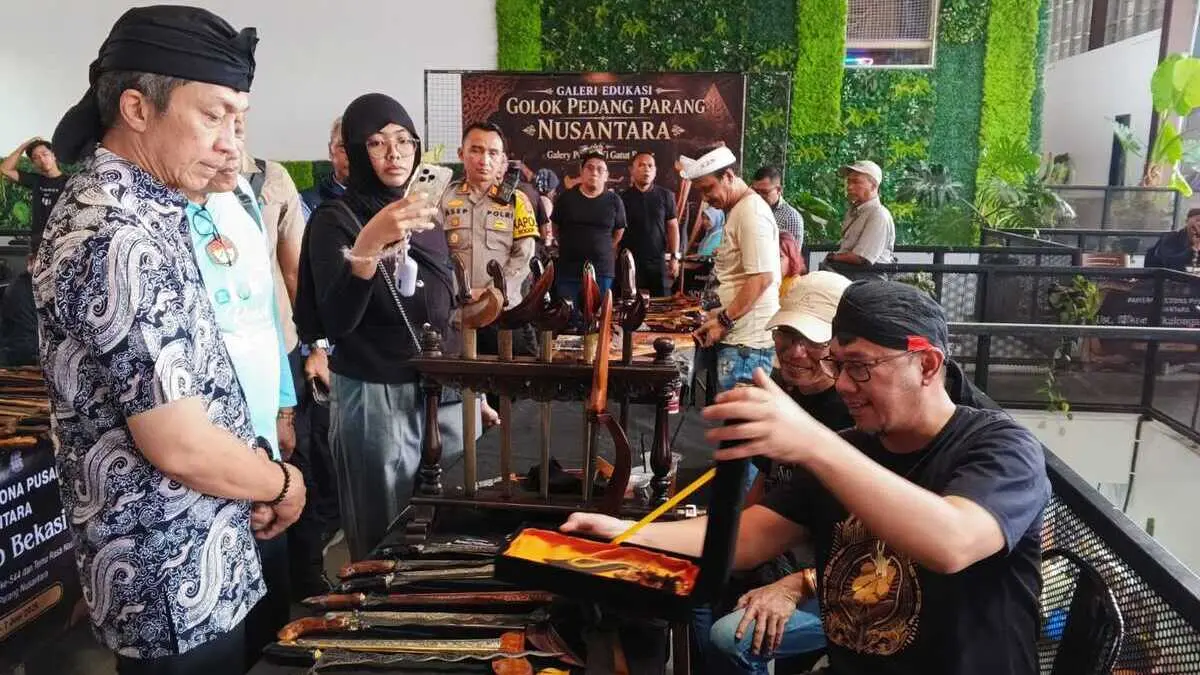 Wali Kota Bogor Dedie Rachim (tengah) meninjau pameran golok di Pasar Sukasari, Sabtu, 6 Juni 2026. Foto: Fikri/Radar Bogor