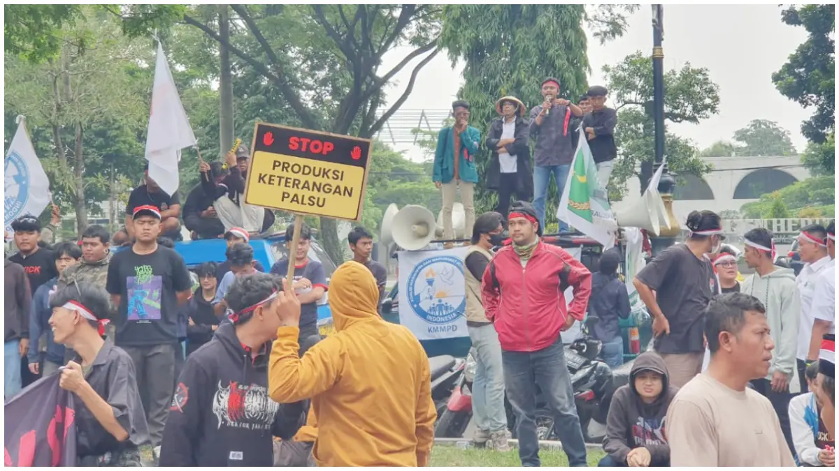 Aksi demonstrasi di Kantor BPN Kabupaten Bogor I oleh para petani dan mahasiswa terkait sengketa lahan dengan PT BSS. (Foto:Billy/Radar Bogor)