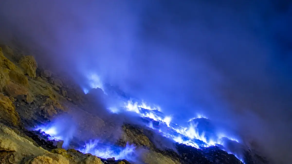 Fenomena api biru yang menjadi daya tarik kawah Ijen. (Foto: Instagram @gunungijenbanyuwangi)