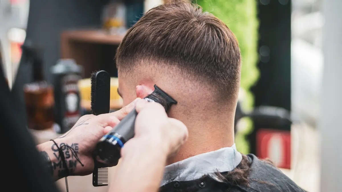 Ilustrasi barbershop di Bogor. (Foto: Pexels/Daniel Cosma)