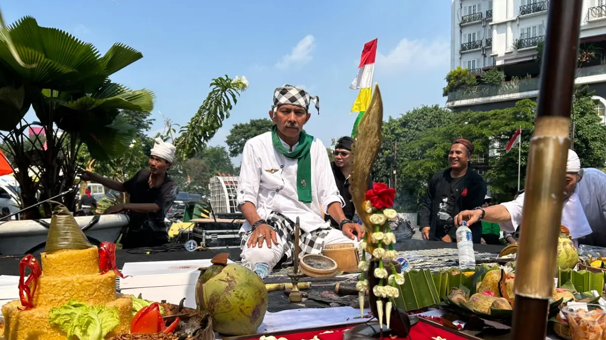 Kemeriahan kegiatan Babakti Tugu Kujang yang digelar Budayawan Bogor. (Aziz dan Fauzan/Radar Bogor)