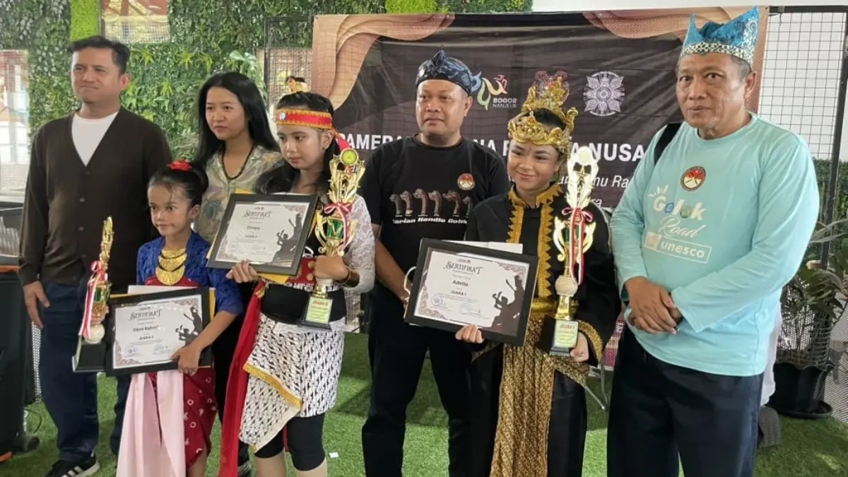 Kolaborasi FISIB Unpak dengan Golok Pedang Sepuh Nusantara (GPSN) dalam gelaran Lomba Fashion Show Golok di Kota Bogor. (Dok. FISIB Unpak)