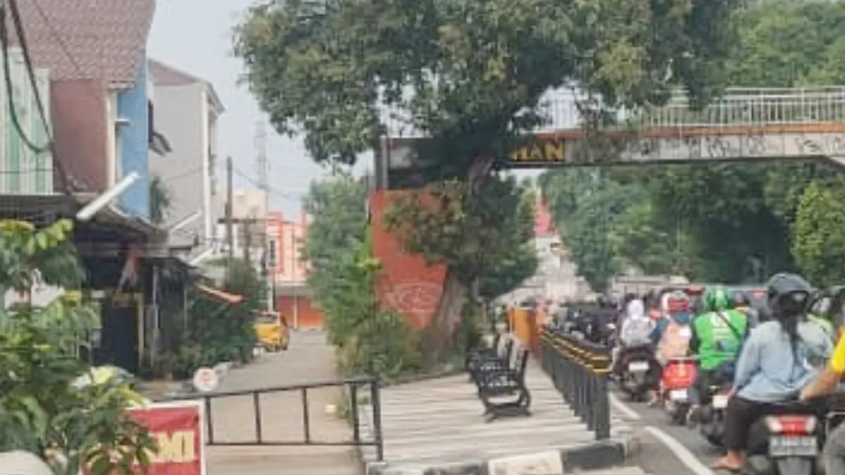 Kondisi Taman Secawan Depok, sejumlah pagar pembatas rusak dan hilang. (Fajar/Radar Bogor)