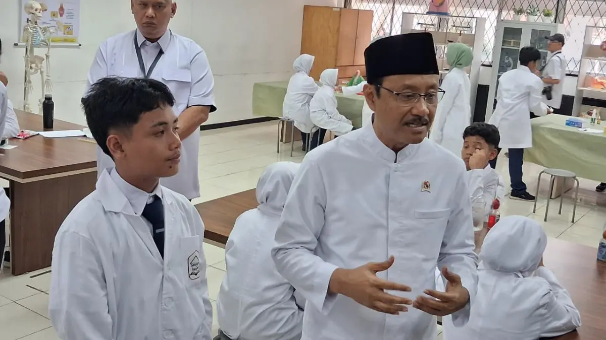 Menteri Sosial, Saifullah Yusuf saat berbincang dengan Iqbal Pratama, di sela kegiatan praktik laboratorium Sekolah Rakyat Menengah Pertama (SRMP) 10 Cibinong, Kabupaten Bogor, Rabu 3 Juni 2026. (Foto: Muhammad Ali/Radar Bogor)