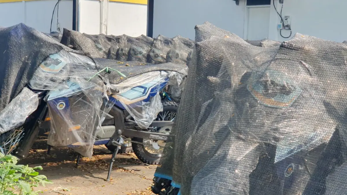 Motor listrik untuk operasional MBG terparkir di salah satu gudang kawasan industri Sentul, Babakan Madang, Kabupaten Bogor. (Billy/Radar Bogor)