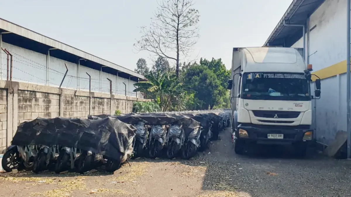 Motor listrik untuk operasional MBG terparkir di salah satu gudang kawasan industri Sentul, Babakan Madang, Kabupaten Bogor. (Billy/Radar Bogor)