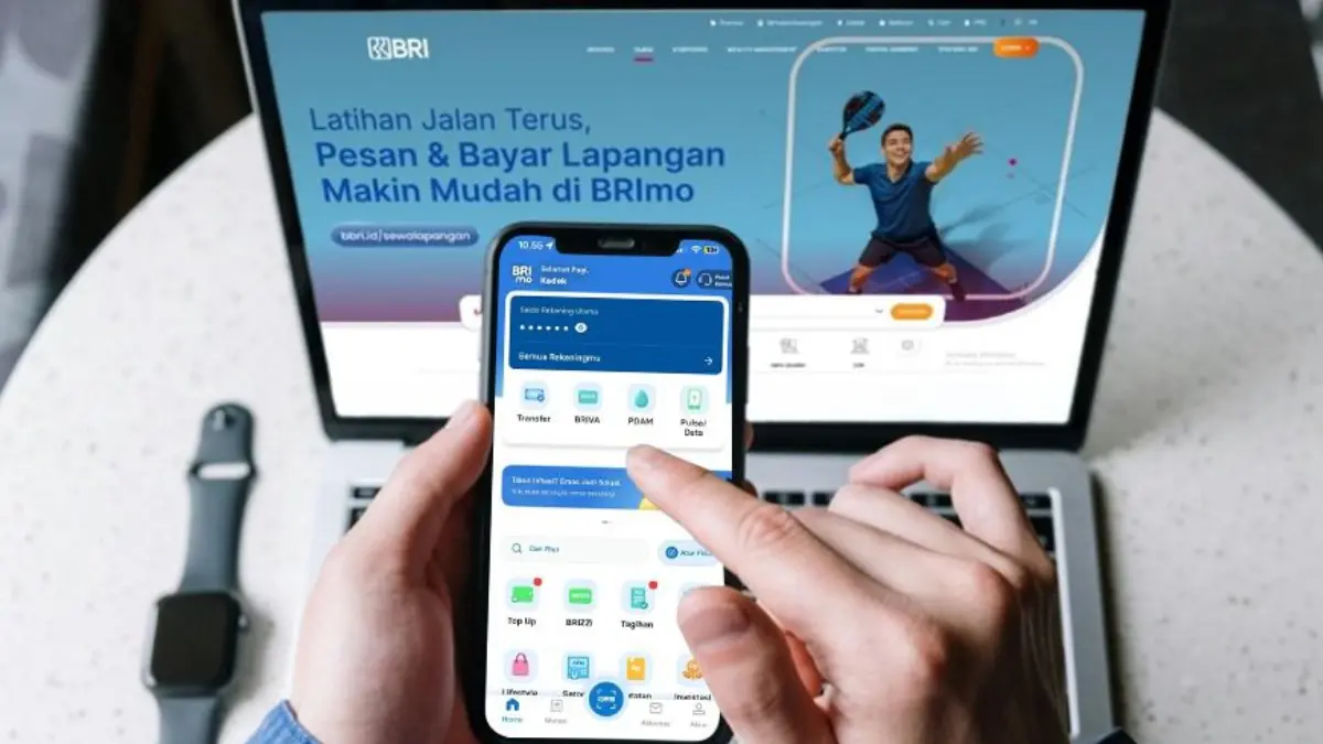Nasabah BRI saat menggunakan layanan BRImo. (Dok. BRI)