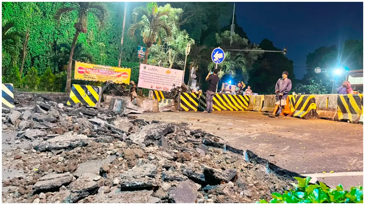 Pengelupasan eks Jalan Batutulis Kota Bogor yang ditutup, (Foto : Dzikry/Radar Bogor)