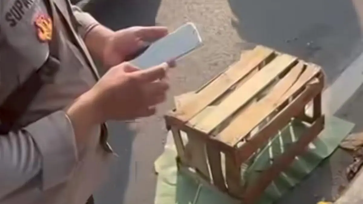 Polisi mendatangi lokasi di kawasan flyover, Tanah Baru, Kota Depok. (Tangkapan layar video warga)