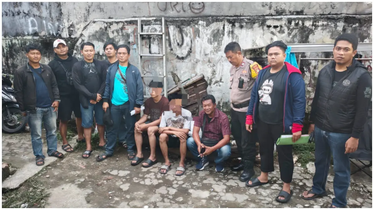 Polisi tangkap dua pemuda yang menganiaya dan mengeroyok pemuda lain. (Foto : Kasi Humas Polres Metro Depok for Radar Bogor)