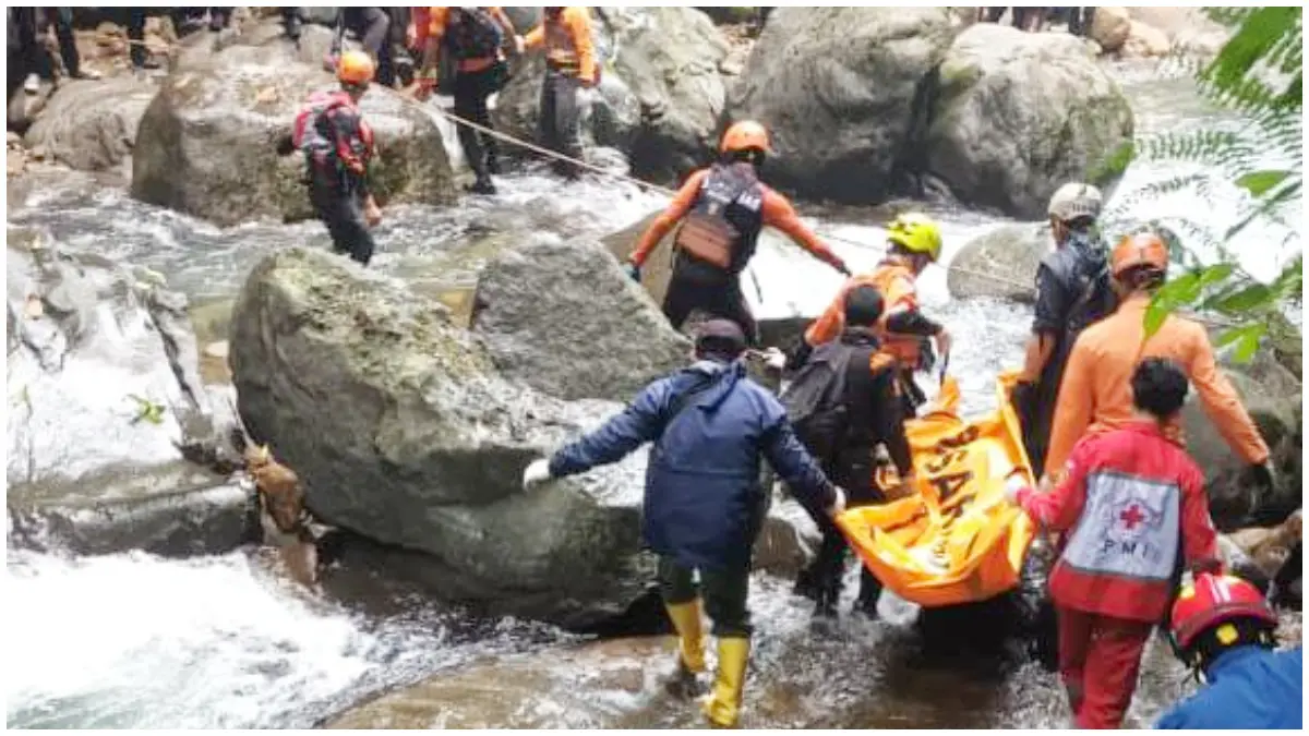 Tim SAR gabungan saat mengevakuasi jenazah korban tenggelam di Curug Ciparay. (Foto : BPBD for Radar Bogor)