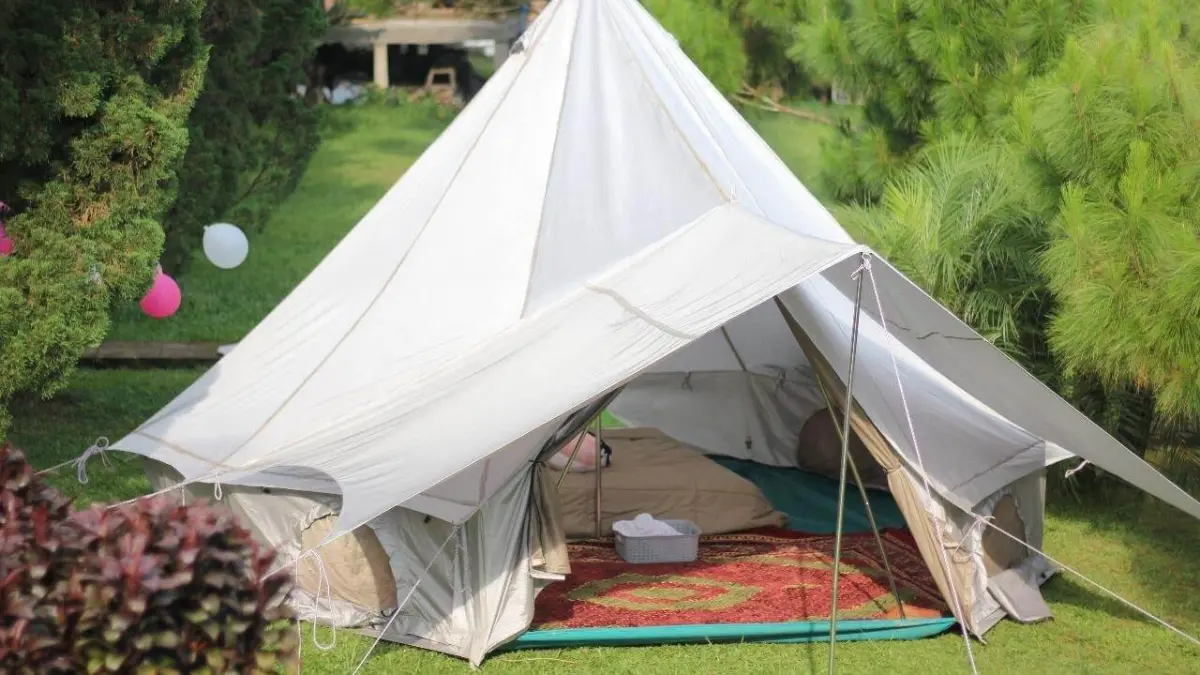 Glamping seru di Bogor yang punya jalur trekking ramah anak dan juga curug indah. Foto: Facebook/Forrester Glamping Co