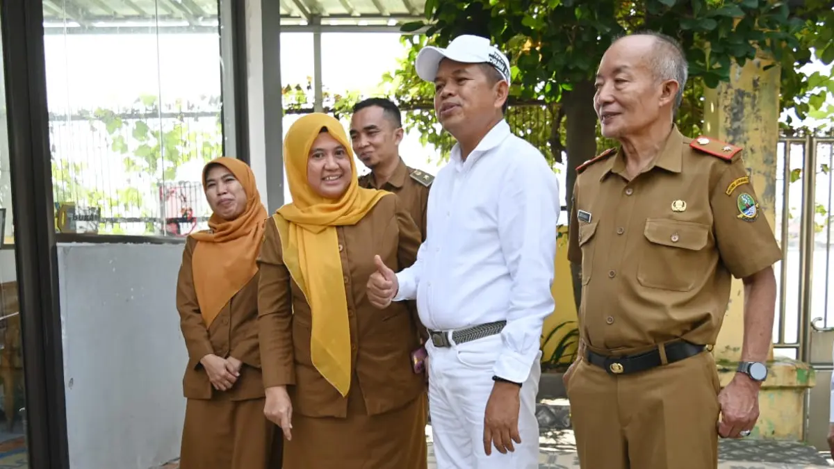 Gubernur Jawa Barat Dedi Mulyadi saat mengunjungi SMAN 1 Depok. (Dok. SMAN 1 Depok)