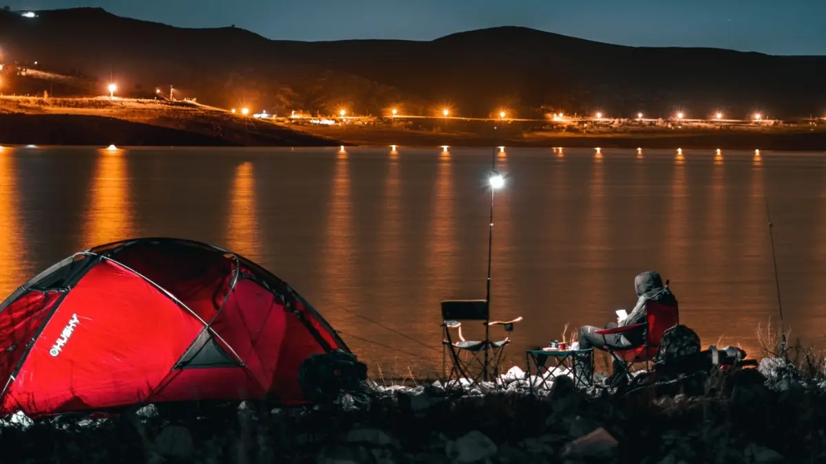 ilustrasi camping di pinggir sungai. (Foto: Pexels/Emir Anik)