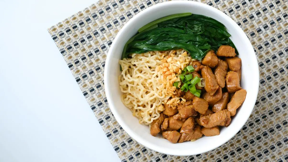 Ilustrasi kuliner mie ayam di Sukabumi. (Foto: pexels/Ayyeee Ayyeee)