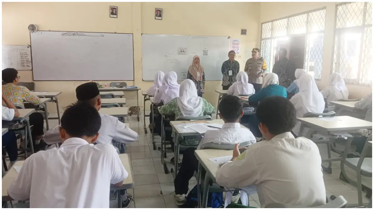 Kapolsek Cibinong Kompol Jony Handoko bersama Ketua Komite Madrasah, Salman, melakukan peninjauan ke sejumlah ruang ujian di MAN 1 Bogor.