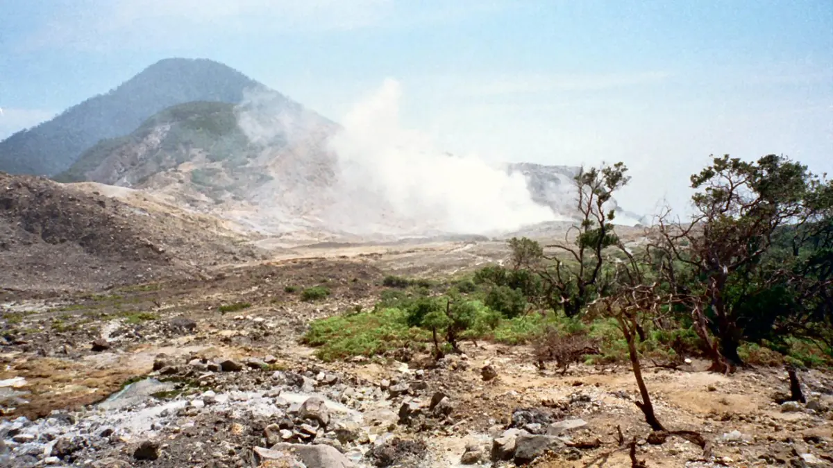 Keindahan Gunung Papandayang Garut yang jadi daya tarik wisatawan. Foto: Wikipedia