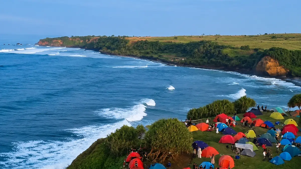 Para pengunjung yang sedang camping di puncak Guha. (Foto: Instagram @puncakguha_official_)