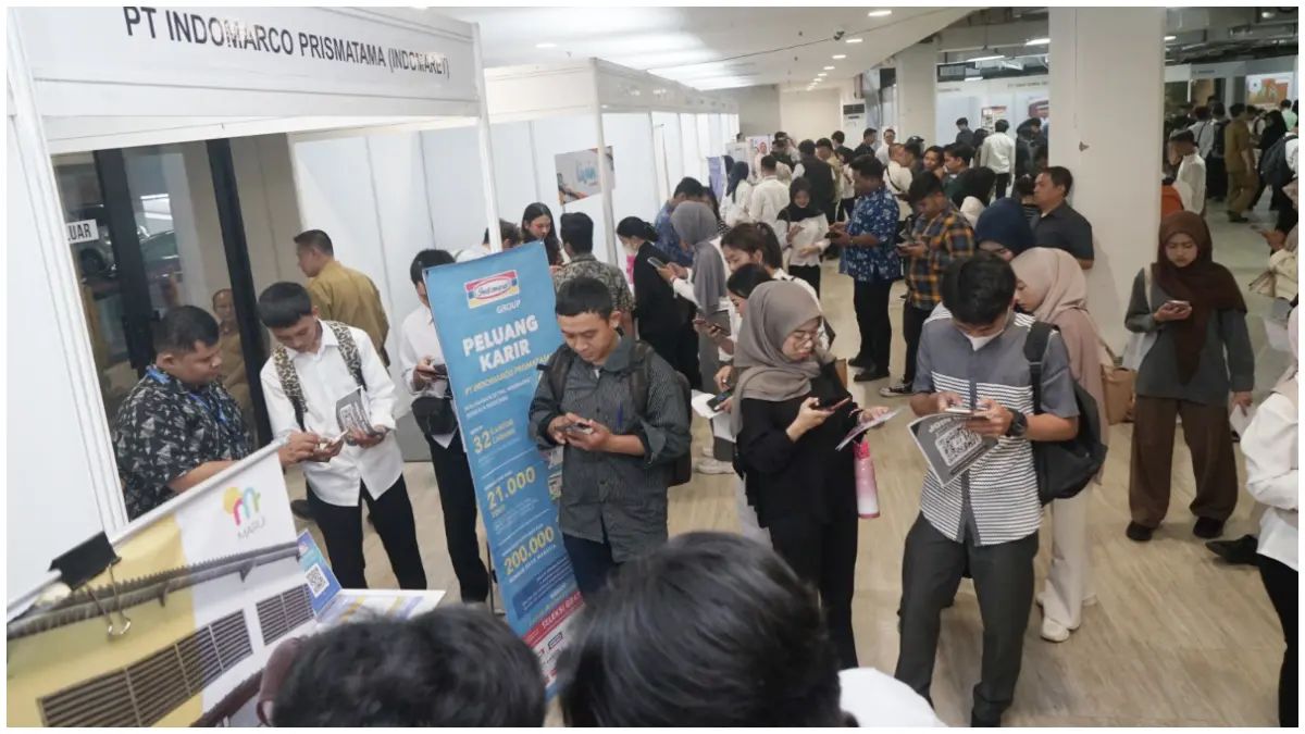 Ratusan pencari kerja memadati arena Job Fair di lantai 2 Plaza Jambu Dua Kota Bogor, Senin 8 Juni 2026. (Foto : Sofiansyah/Radar Bogor)