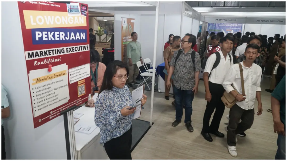 Ratusan pencari kerja memadati arena  Job Fair di Lantai 2 Plaza Jambu Dua Kota Bogor, Senin 8 Juni 2026. (Foto : Sofyansyah/Radar Bogor)