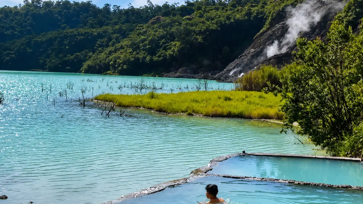Seorang pengunjung sedang berendam di pemandian air hangat di Talaga Bodas. (Foto: Instagram @talagabodasgarut)