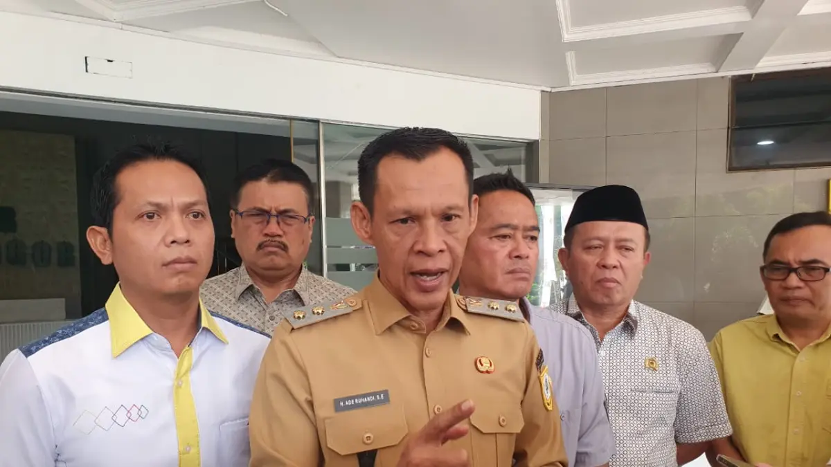 Wakil Bupati Bogor, Ade Ruhandi atau Jaro Ade didampingi fraksi Golkar saat menyampaikan keterangan. (Foto : Billy/Radar Bogor)