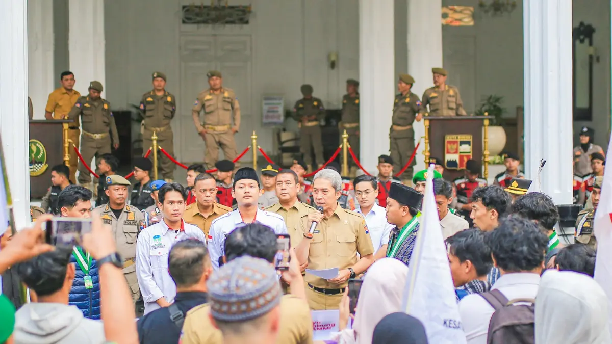 Wali Kota Bogor Dedie A Rachim menemui massa Kesatuan Aksi Mahasiswa Muslim Indonesia (KAMMI) Bogor yang melakukan aksi demo di depan Balai Kota Bogor. (Humas Pemkot Bogor)