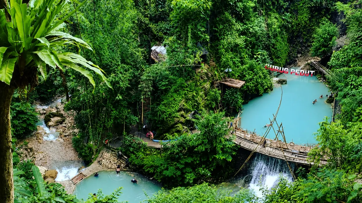 Wisata air terjun Kedung Pedut dengan warna airnya yang hijau toska. (Foto: Instagram @kedung.pedut)
