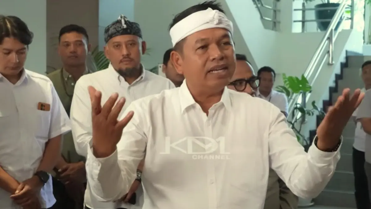 Gubernur Jawa Barat, Dedi Mulyadi menjelaskan soal SPMB di kantor Disdik. (KANG DEDI MULYADI CHANNEL)
