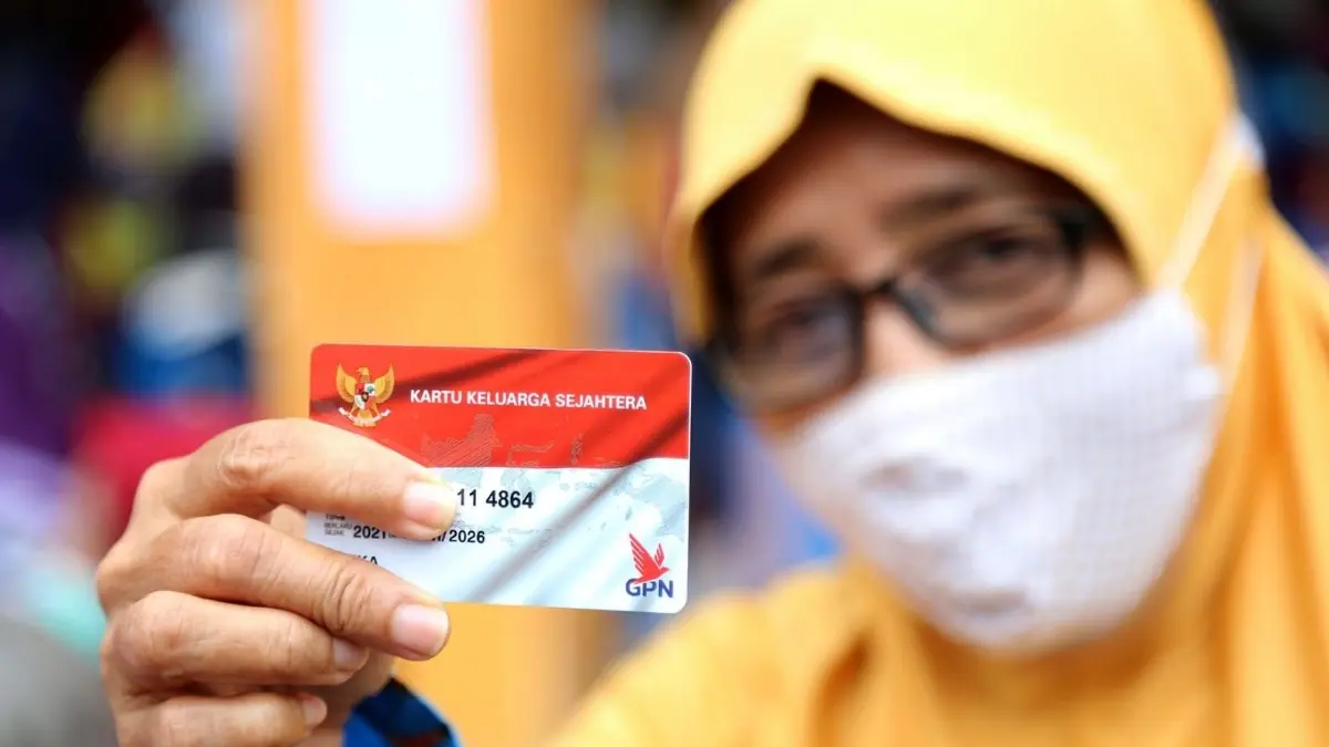 Ilustrasi KPM bansos memegang kartu KKS. (Foto: peguyangankangin.denpasarkota.go.id)