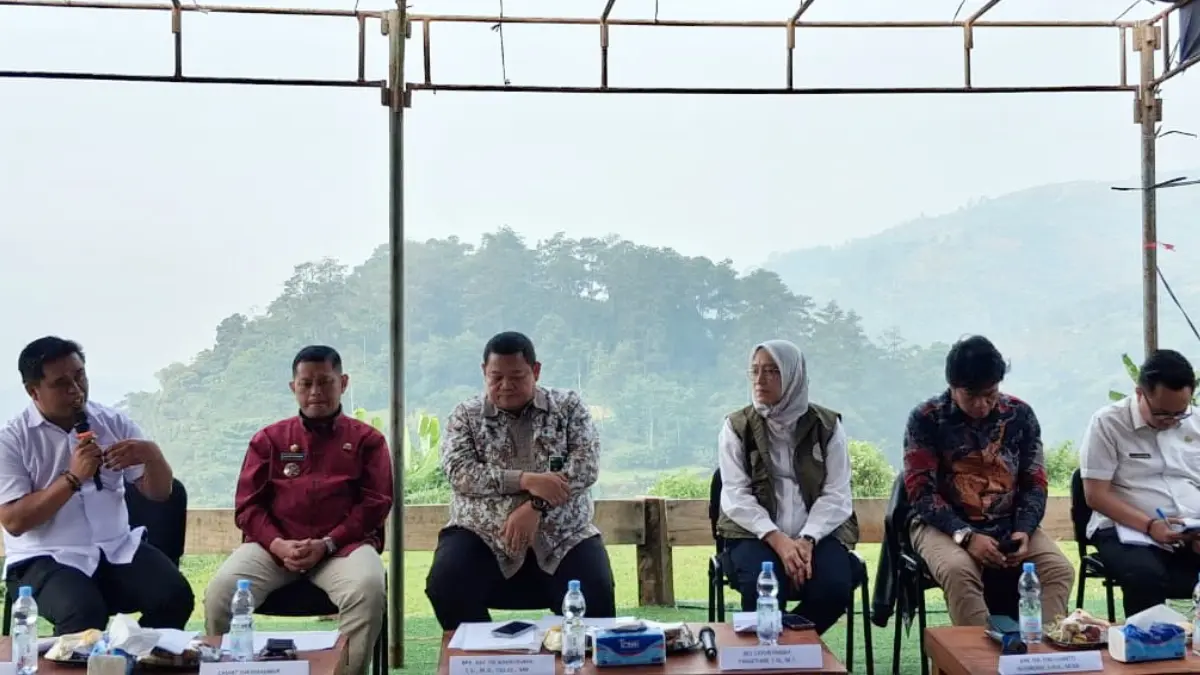 Kementrian Kehutanan saat melakukan dialog dengan warga Desa Sukawangi, Kecamatan Sukamakmur, Kabupaten Bogor, Selasa, 9 Juni 2026. (Muhammad Ali/Radar Bogor)