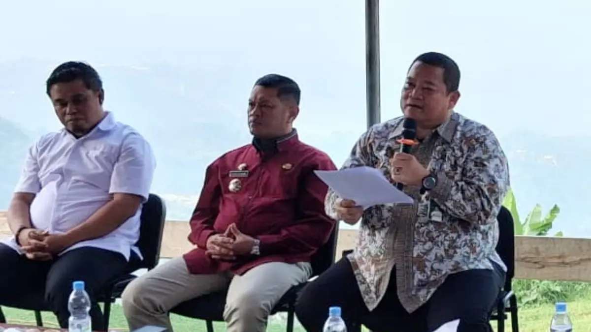 Kementrian Kehutanan saat melakukan dialog dengan warga Desa Sukawangi, Kecamatan Sukamakmur, Kabupaten Bogor, Selasa, 9 Juni 2026. (Muhammad Ali/Radar Bogor)