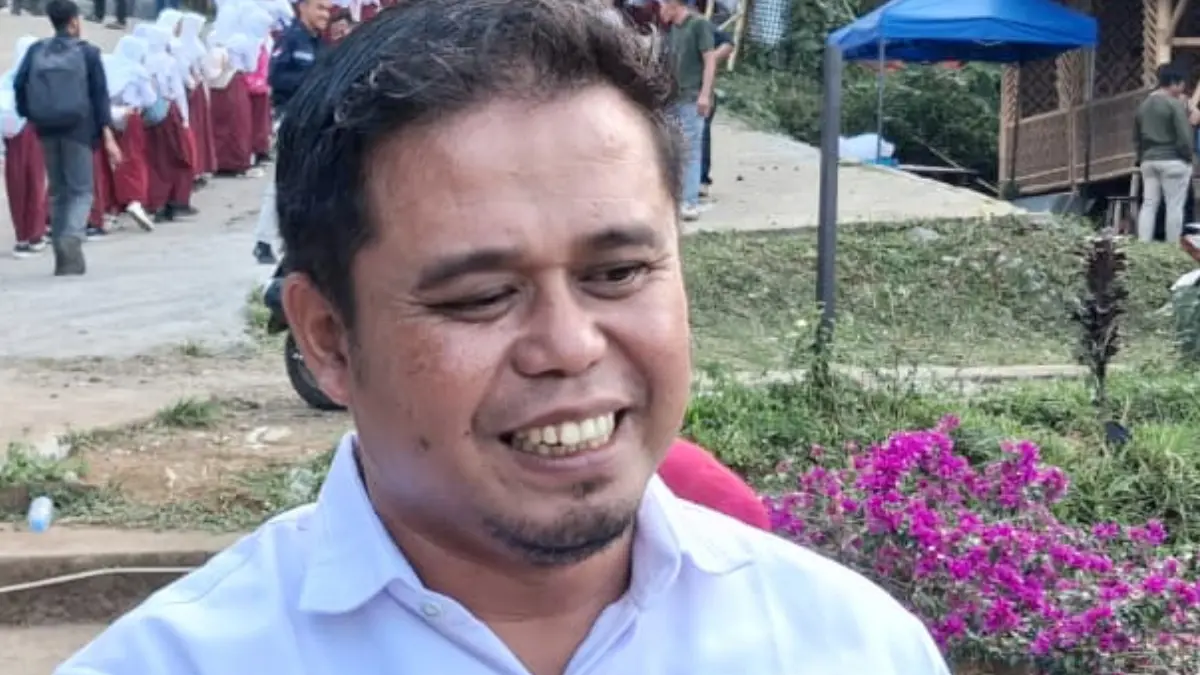 Kepala Desa Sukawangi Budiyanto saat memberikan keterangan kepada wartawan Selasa, 9 Juni 2026. (Muhammad Ali/Radar Bogor)