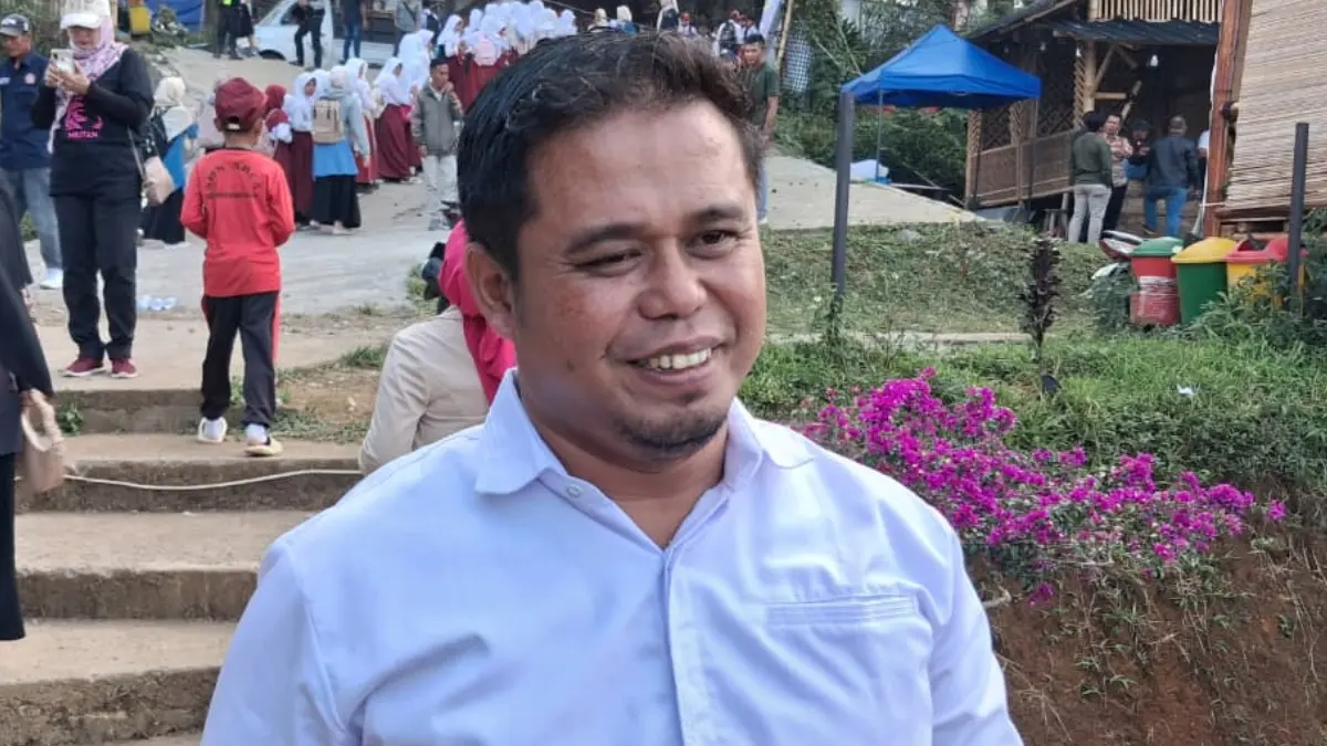 Kepala Desa Sukawangi Budiyanto saat memberikan keterangan kepada wartawan Selasa, 9 Juni 2026. (Muhammad Ali/Radar Bogor)