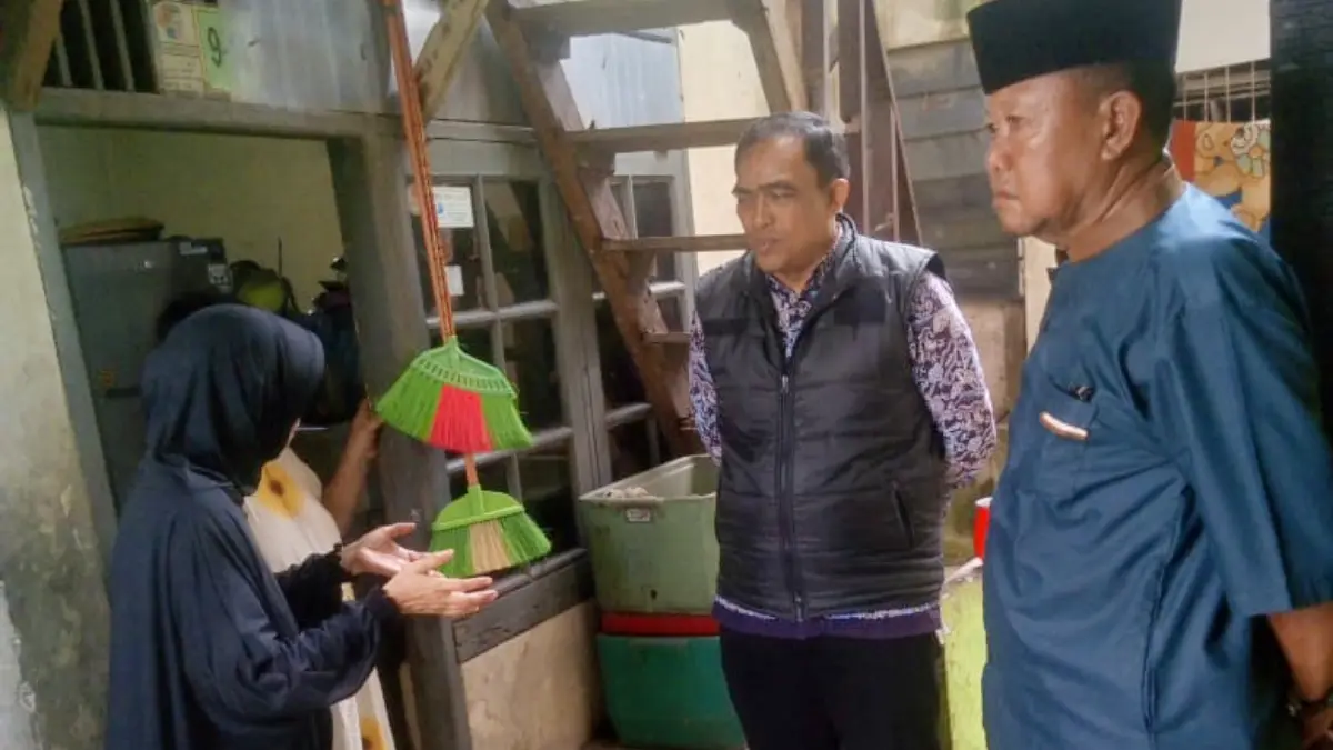 Lurah Cibogor (rompi hitam) di Kecamatan Bogor Tengah Kota Bogor saat mengunjungi warga terkait laporan anjing yang berkeliaran. (Dok. Lurah Cibogor)