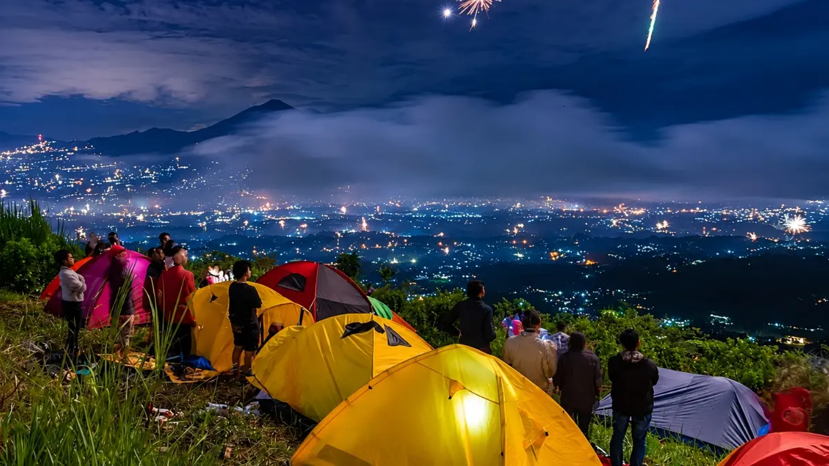Pemandangan city light kota Bogor dari bukit Alesano. (Foto: Instagram @campingbogor)