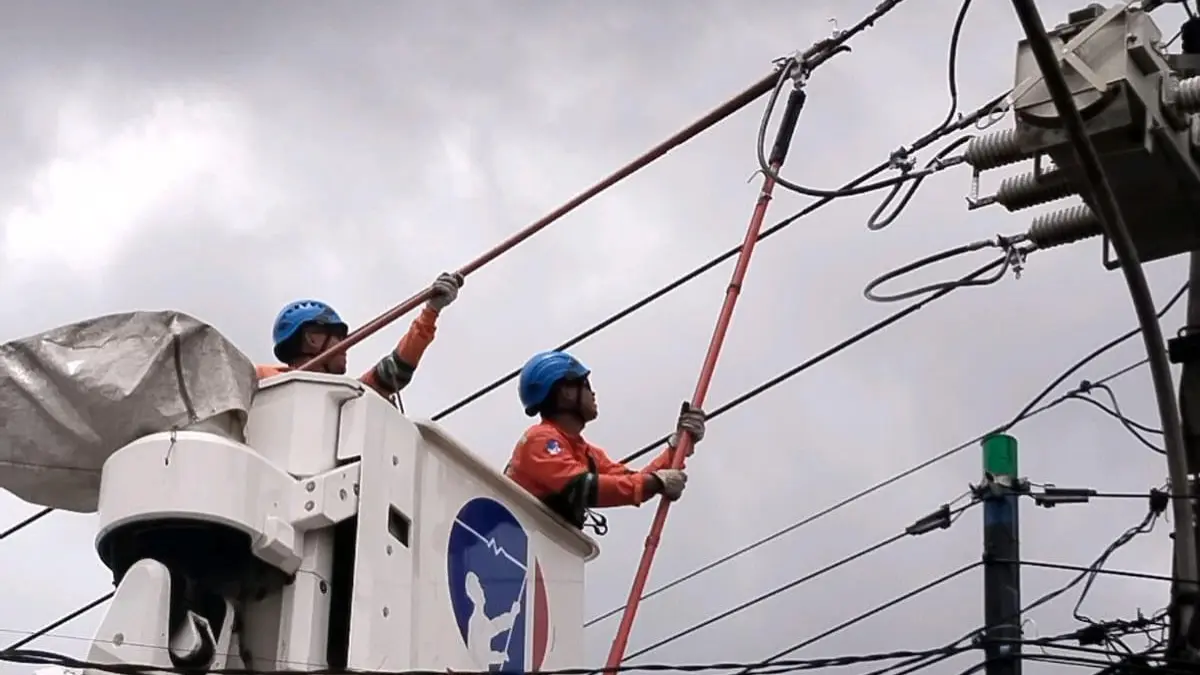 Petugas PLN saat melakukan pemulihan kelistrikan. (Dok. ULP PLN Cibinong)