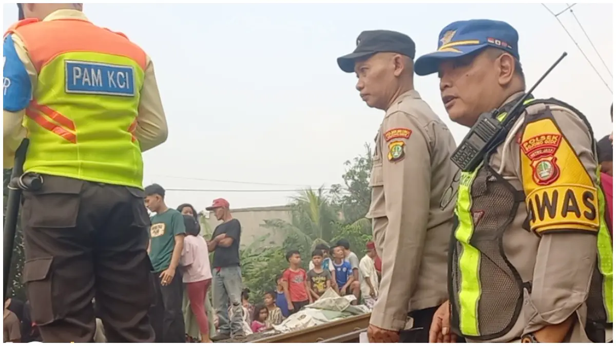 Petugas saat di TKP lansia tertemper KRL Commuter Line di Bojonggede Bogor. (Foto: Polsek Bojonggede)