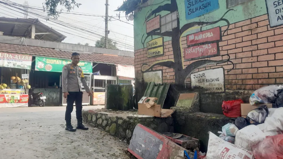 Plh Kapolsek Tamansari, Iptu Agus Syafi’i usai meninjau lokasi ambruknya gapura akibat ditabrak truk boks berstiker BGN di Desa Sukaluyu, Kecamatan Tamansari, Kabupaten Bogor. (Dok. Polsek Tamansari)