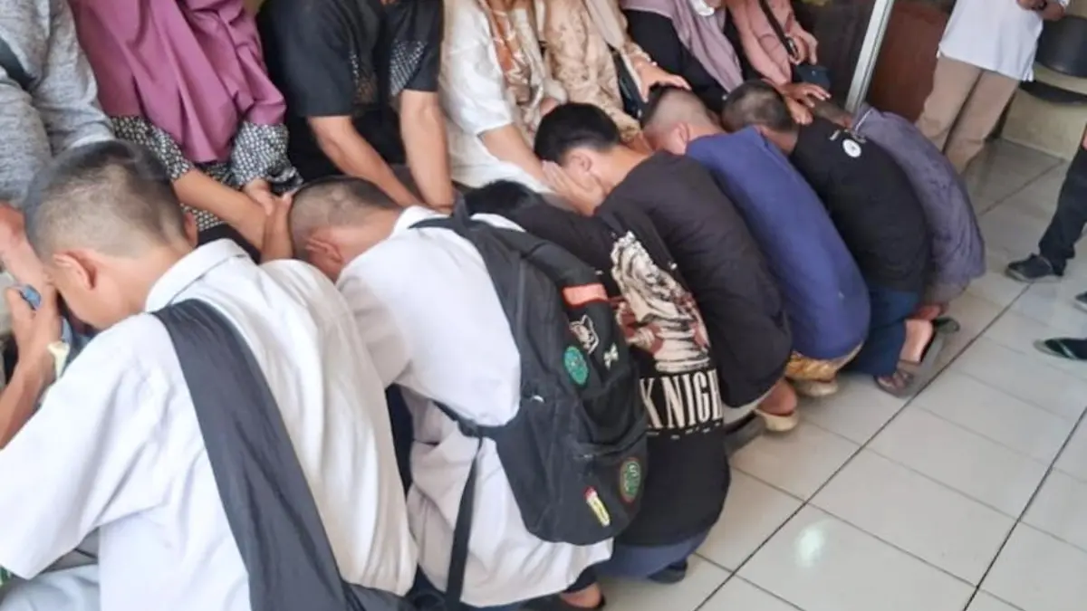 Remaja yang tertangkap sungkem kepada para orang tua. (Dok. Polsek Beji)