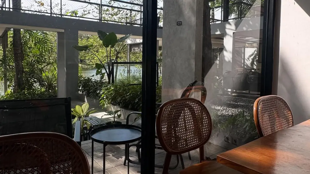 Salah satu kafe di Bogor yang punya suasana nyaman untuk baca buku atau sekadar bengong. Foto: Instagram